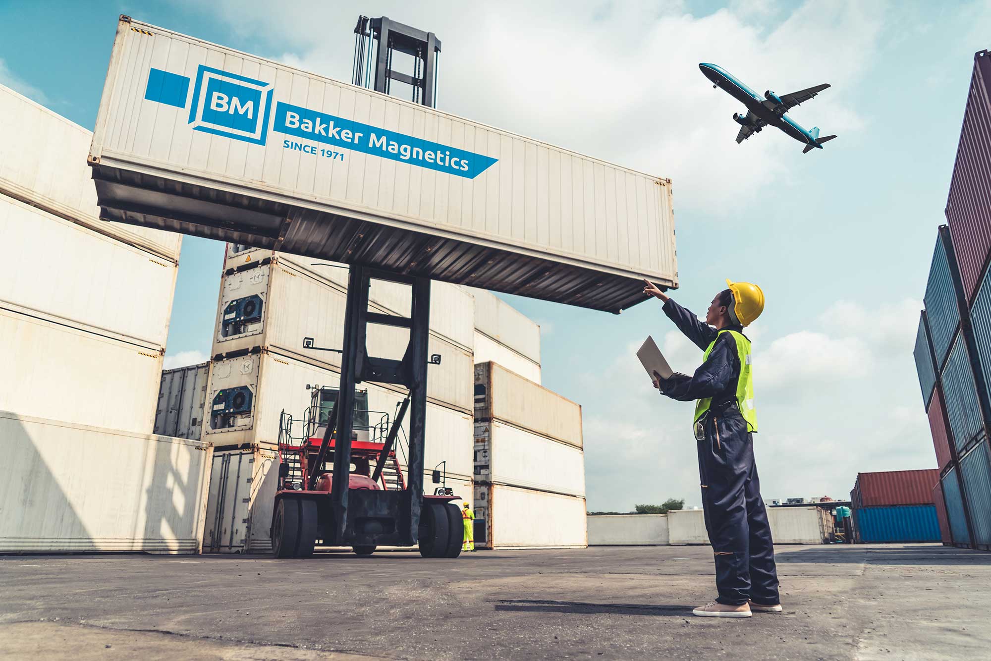 Transport containers with magnet assamblies